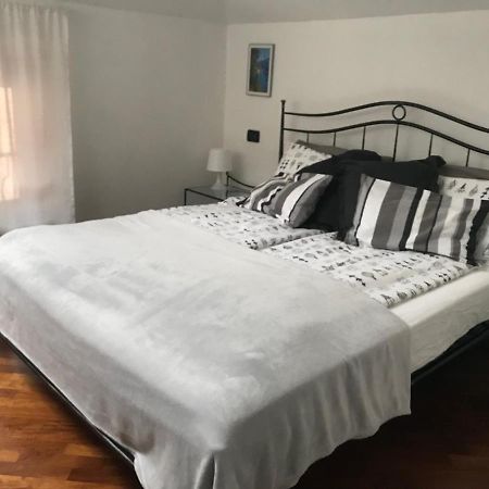 Ferienwohnung Antico Borgo Desenzano del Garda Exterior foto